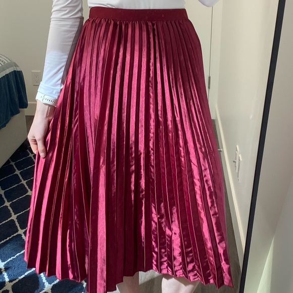 Midi pleated skirt - size small - maroon - Picture 4 of 5